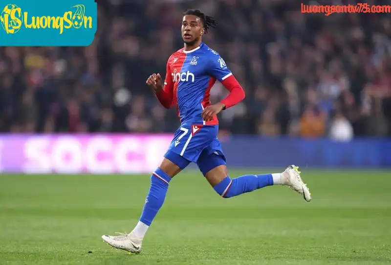 Micheal Olise trong màu áo của Crystal Palace Micheal Olise trong màu áo của Crystal Palace